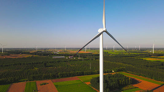 4k航拍现代农业风车风力发电视频的预览图
