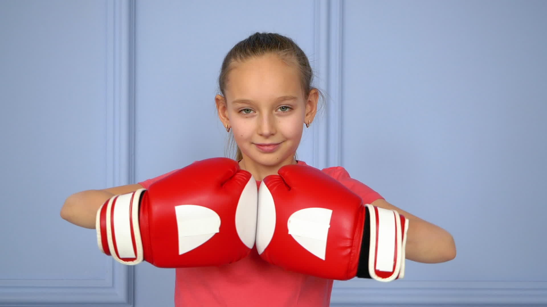 年轻女孩的拳击手在拳击手套上画了一幅肖像准备在环附近打斗视频的预览图
