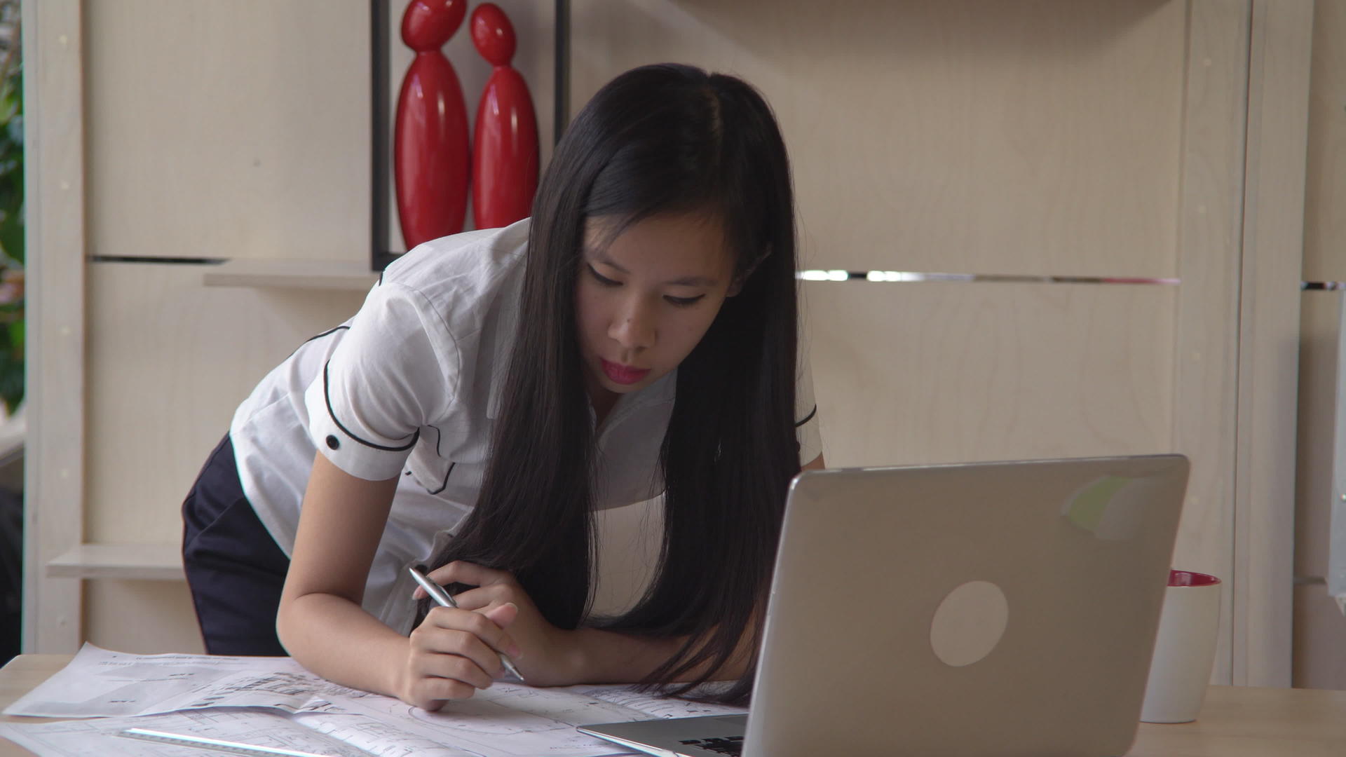 女设计师站在桌子旁画着建筑草图的肖像视频的预览图
