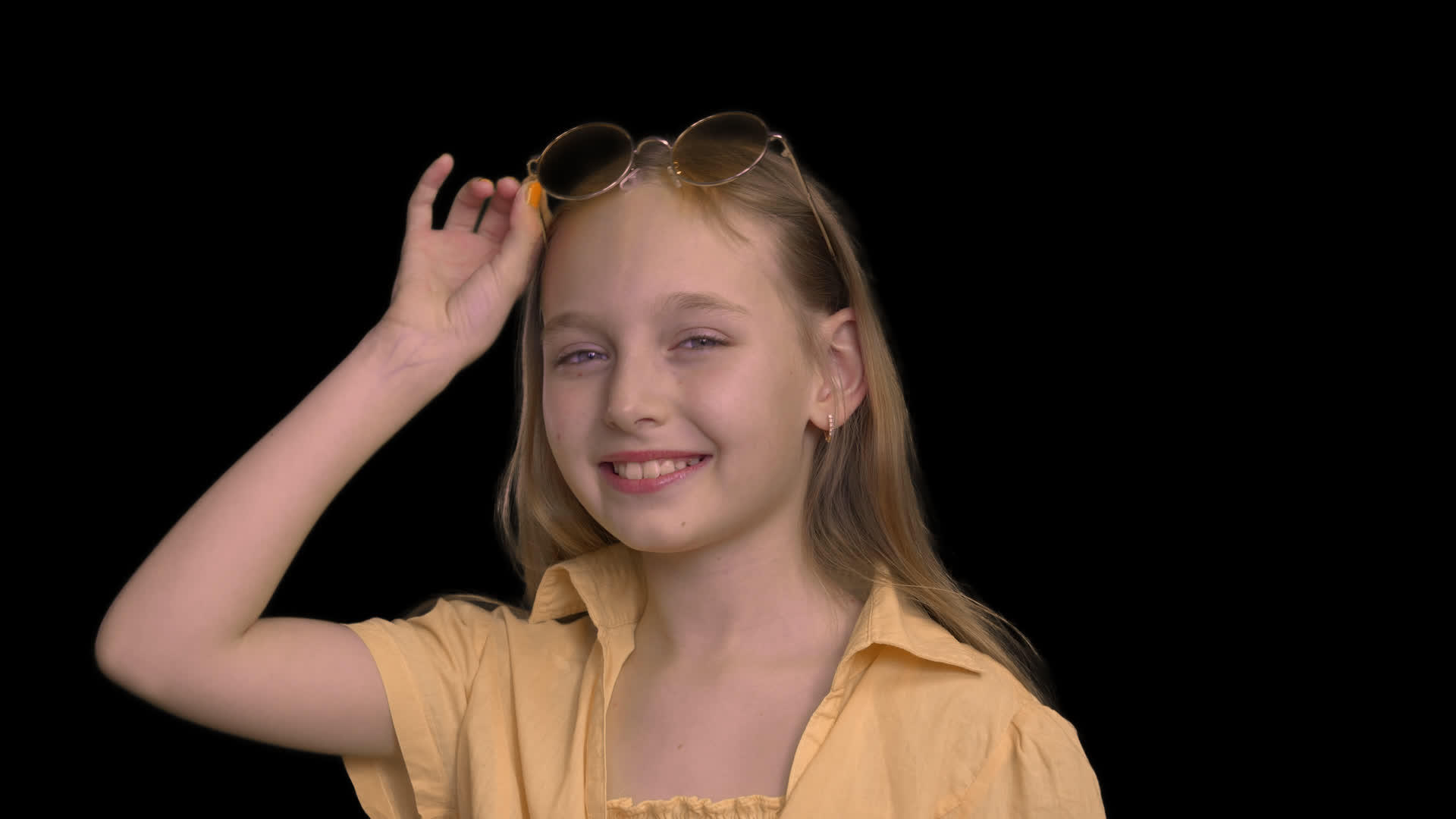 一个微笑的女孩穿着黄色的裙子戴着黑色背景的黄色眼镜视频的预览图