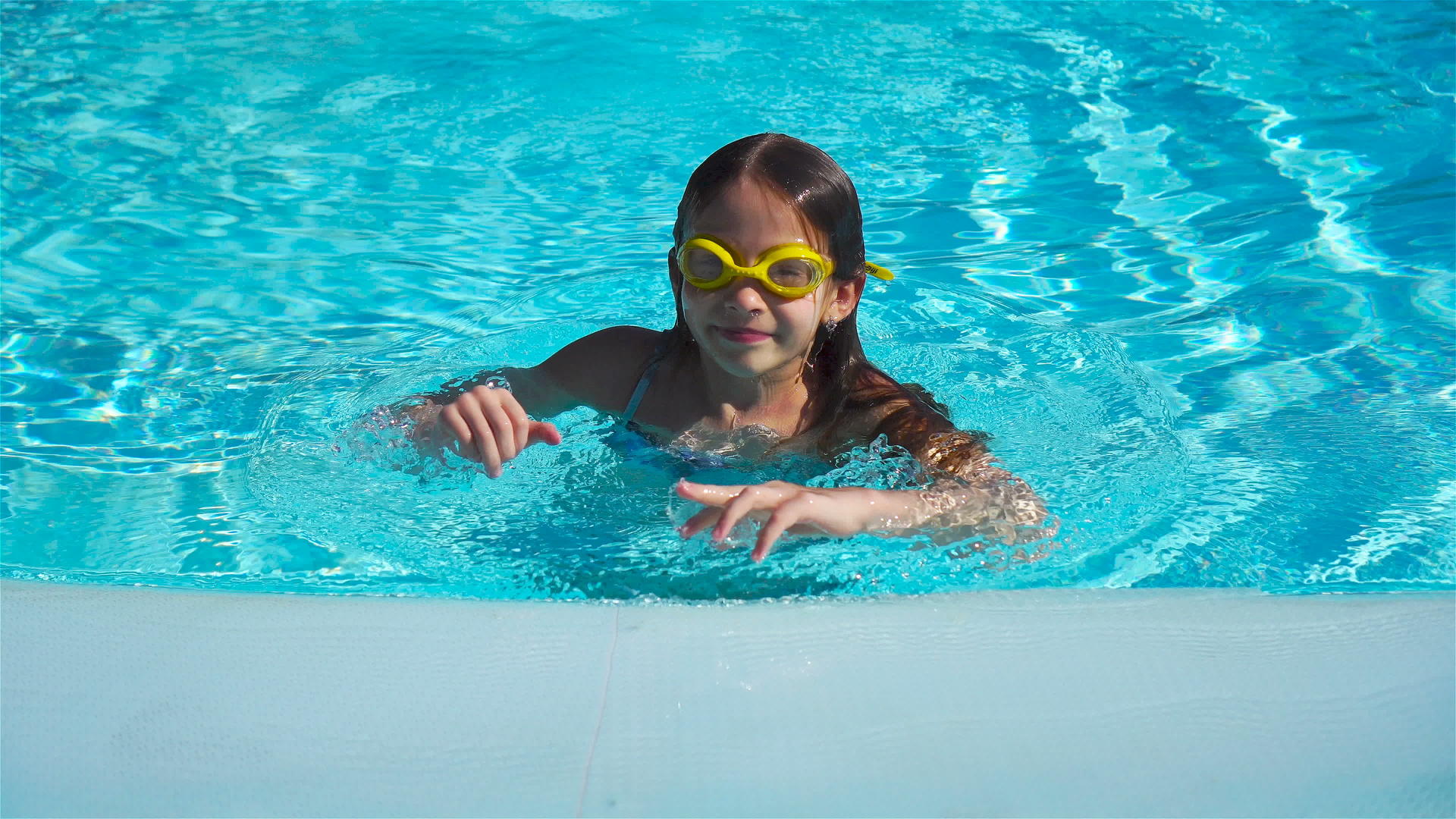 在户外游泳池玩得开心的小女孩肖像享受假期的孩子视频的预览图