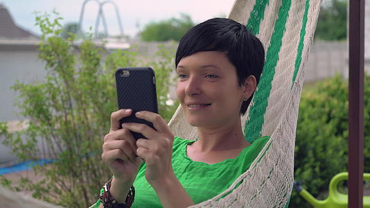 女性在露天手机上传递信息视频的预览图