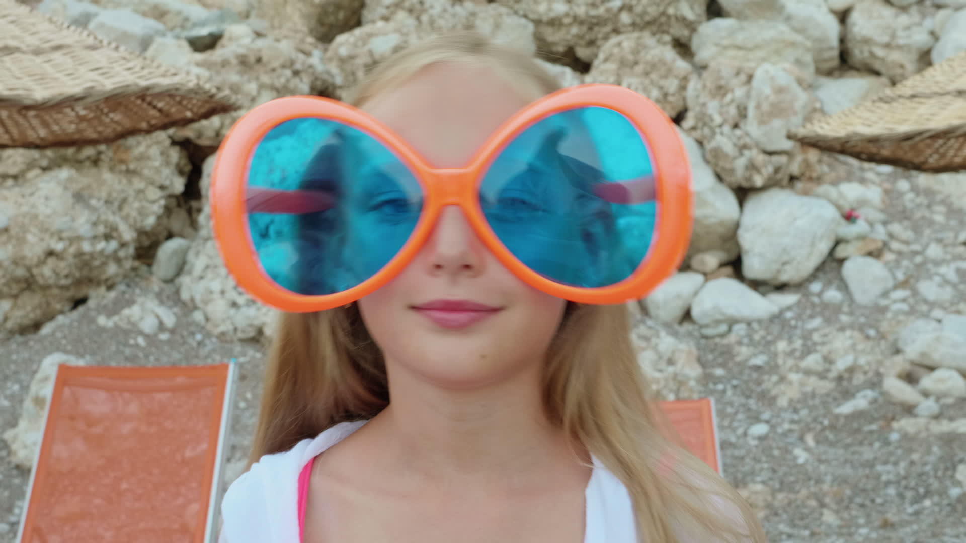 快乐的女孩在大太阳镜面对镜头微笑面对有趣的女孩视频的预览图
