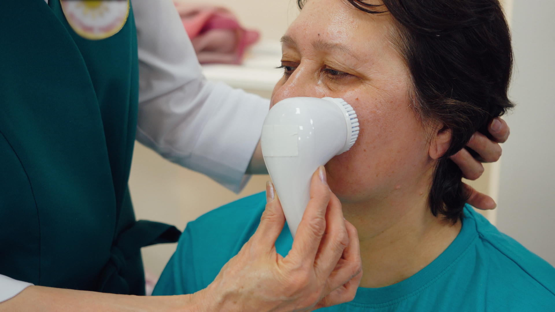 成熟女性在美容诊所接受面部按摩和按摩的肖像照片视频的预览图