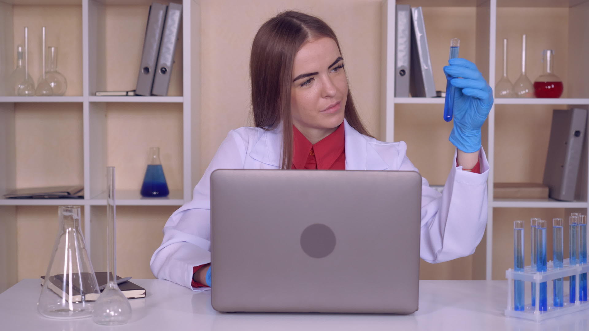 女性在实验室用液体工作视频的预览图