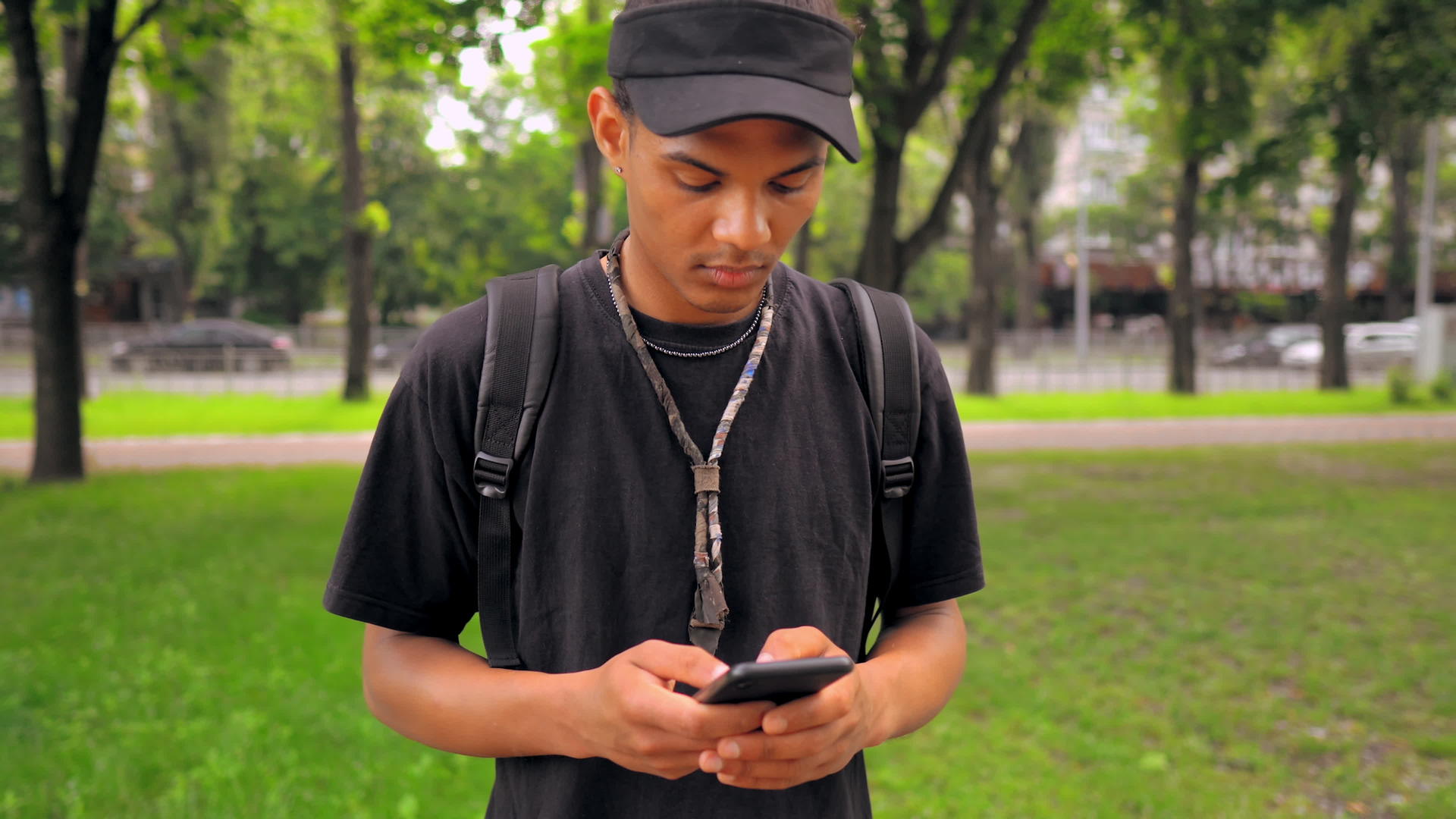 年轻人用手机在户外聊天的肖像视频的预览图