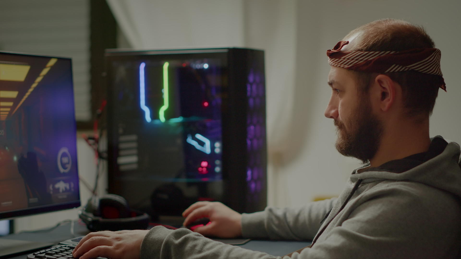 人工游戏机坐在强大的个人电脑上视频的预览图