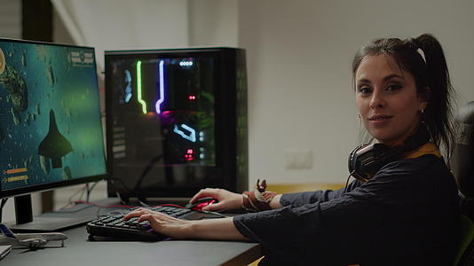 玩家看着相机微笑玩在线太空射击游戏视频的预览图