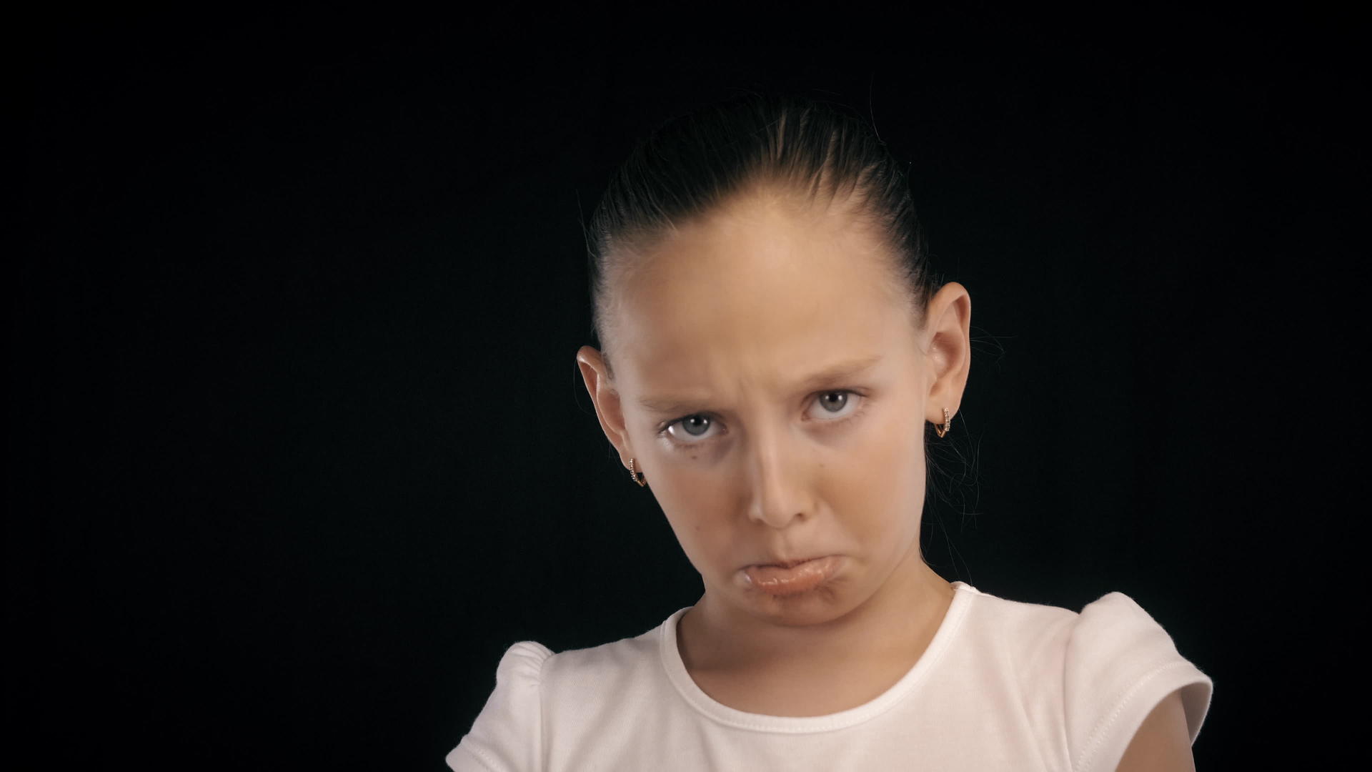 愤怒的十几岁女孩用拳头在黑地上踢了一脚视频的预览图