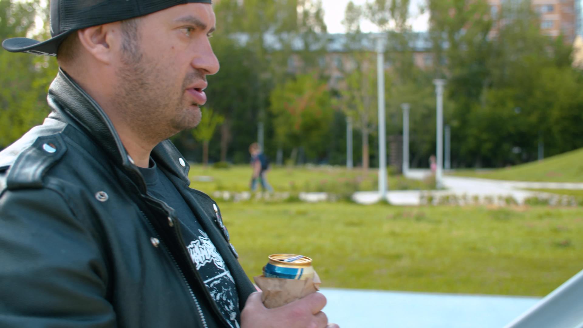 一个非法喝啤酒的野蛮人的肖像视频的预览图