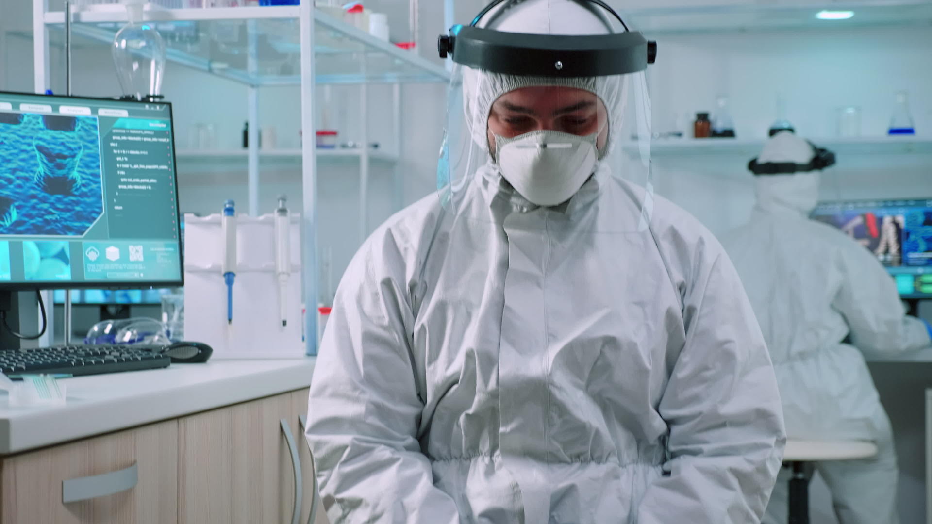 实验室里看摄像机的医生穿着西装视频的预览图