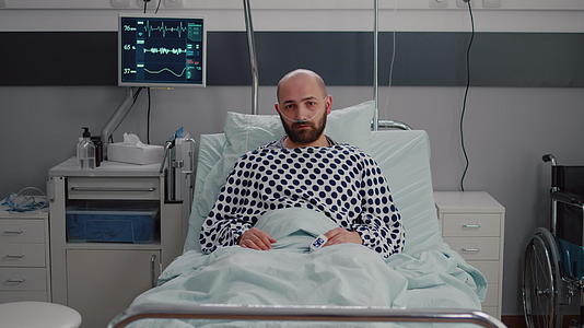 生病男子躺在床上等待呼吸治疗视频的预览图