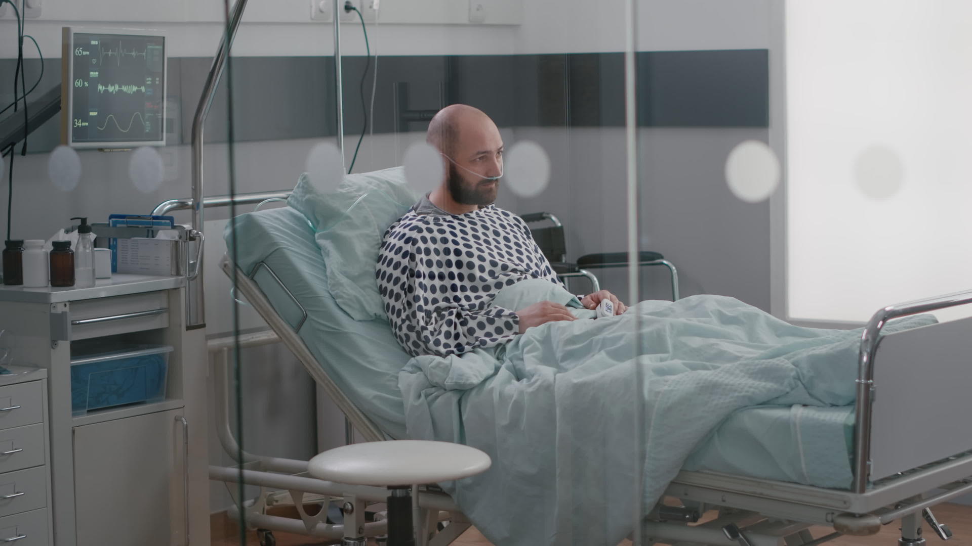 坐在床上等待呼吸道治疗的有压力的病人视频的预览图