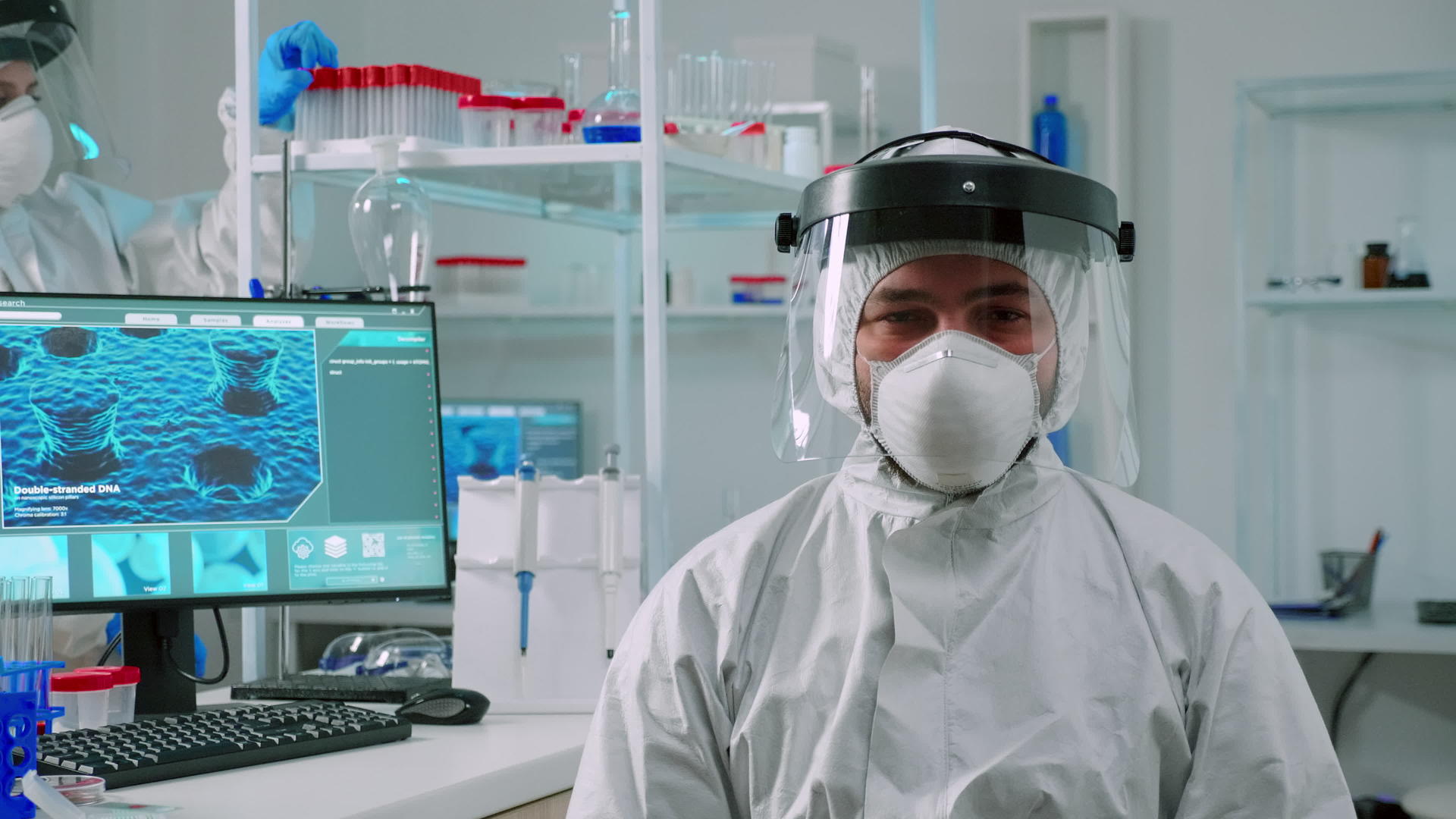 超负荷工作化学家坐在设备齐全的实验室里身穿覆盖物视频的预览图