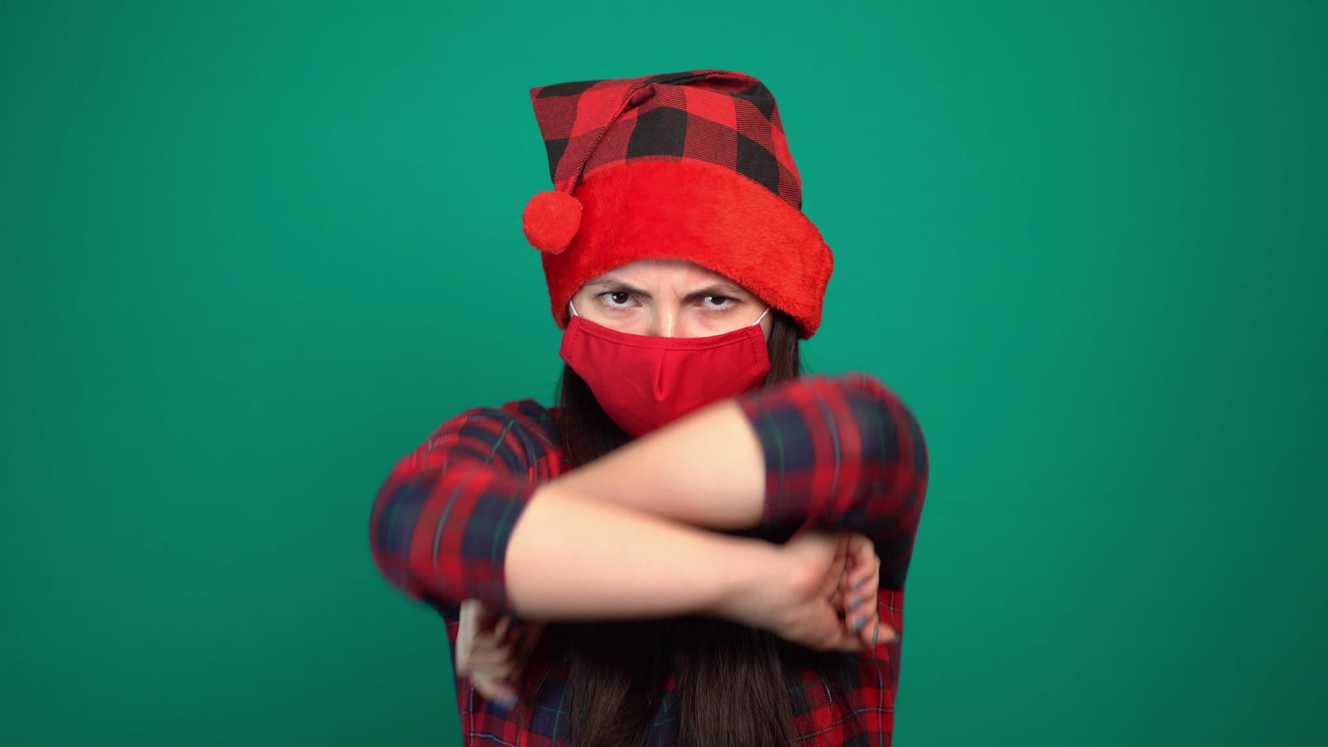 悲伤的女人戴着科罗纳面具和圣塔帽视频的预览图