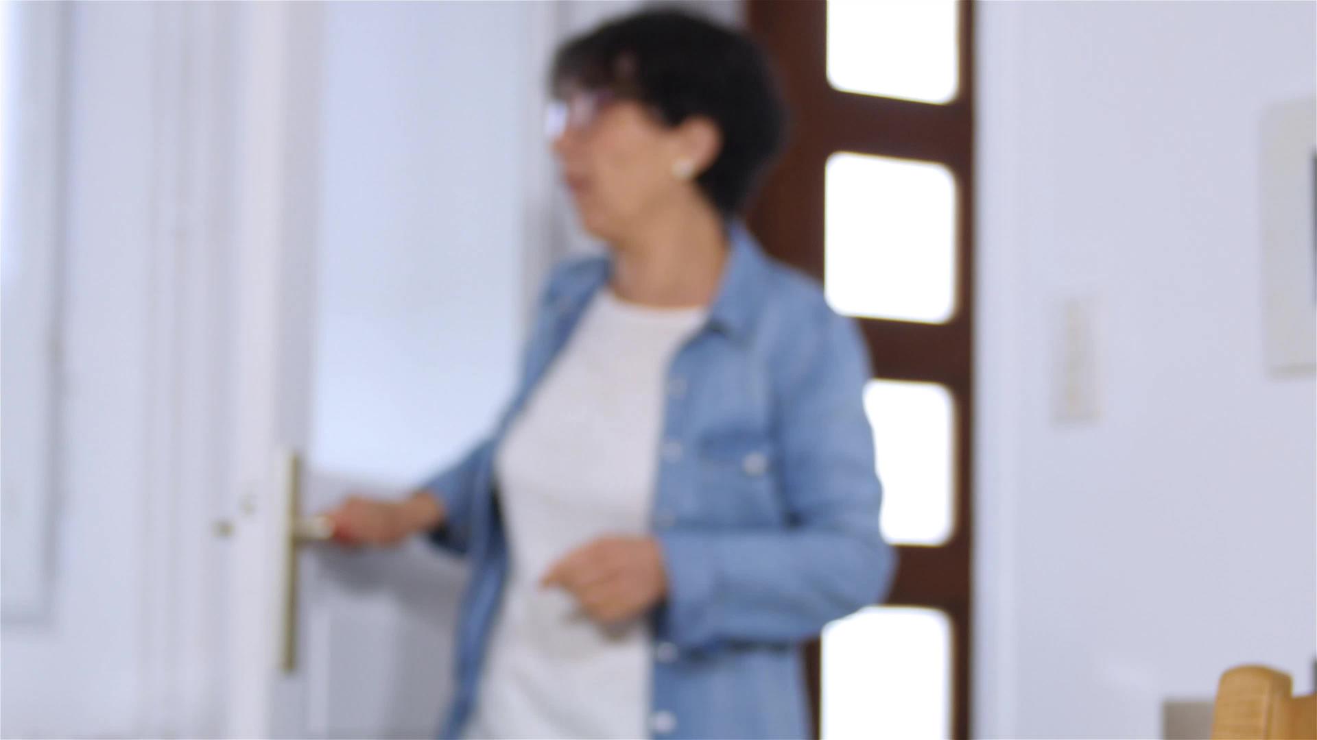 一位棕发碧眼的成年妇女戴着眼镜的肖像视频的预览图