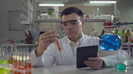 英俊的科学家肖像在实验室工作视频的预览图
