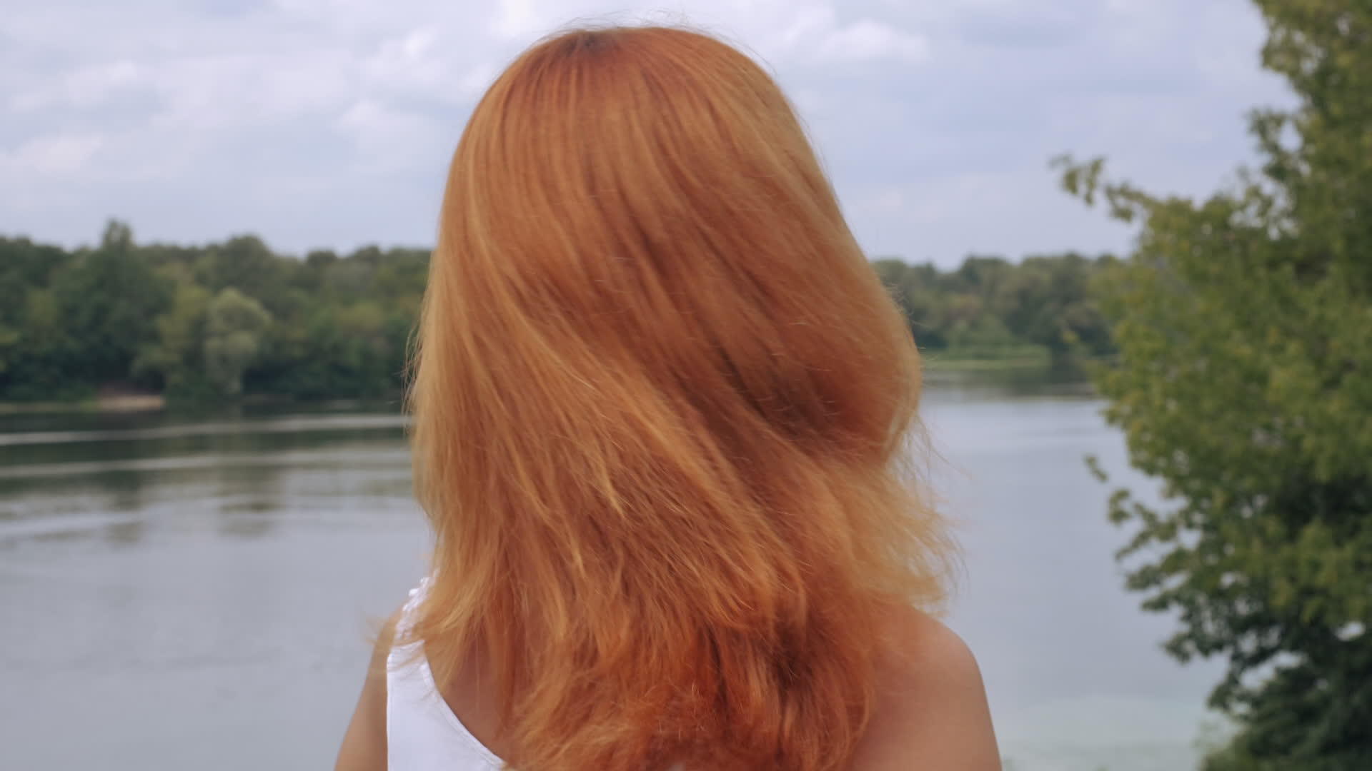 迷人的caucasian红发女人看镜头视频的预览图