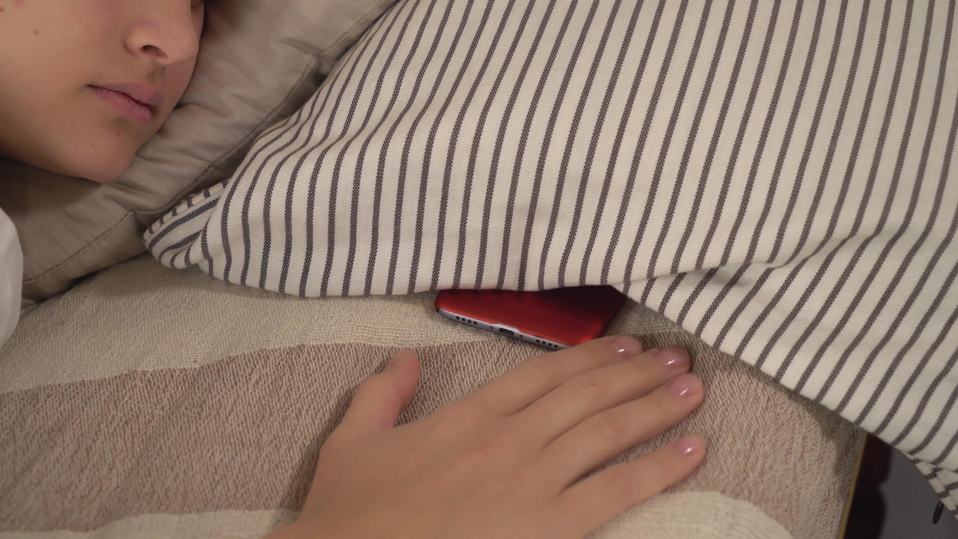 女性睡在枕头红电话下视频的预览图