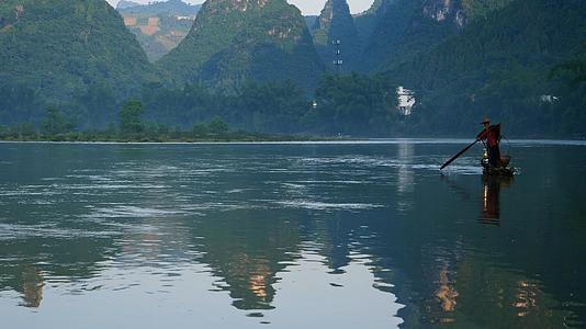 桂林漓江捕鱼翁4K实拍视频的预览图