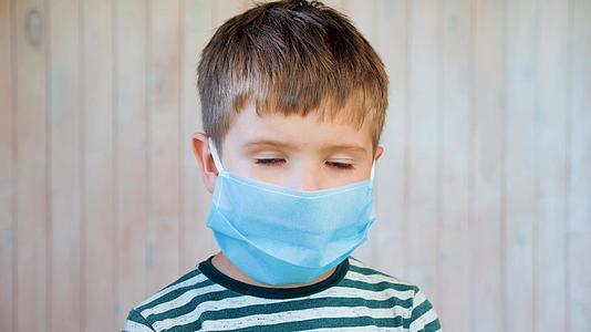 在流感爆发期间儿童在公共场所佩戴医用防护口罩的肖像视频的预览图