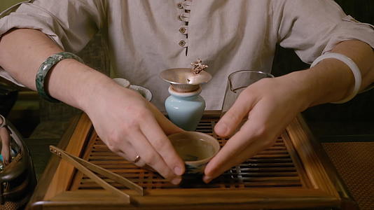 喝碗里的绿茶享受味道和味道视频的预览图