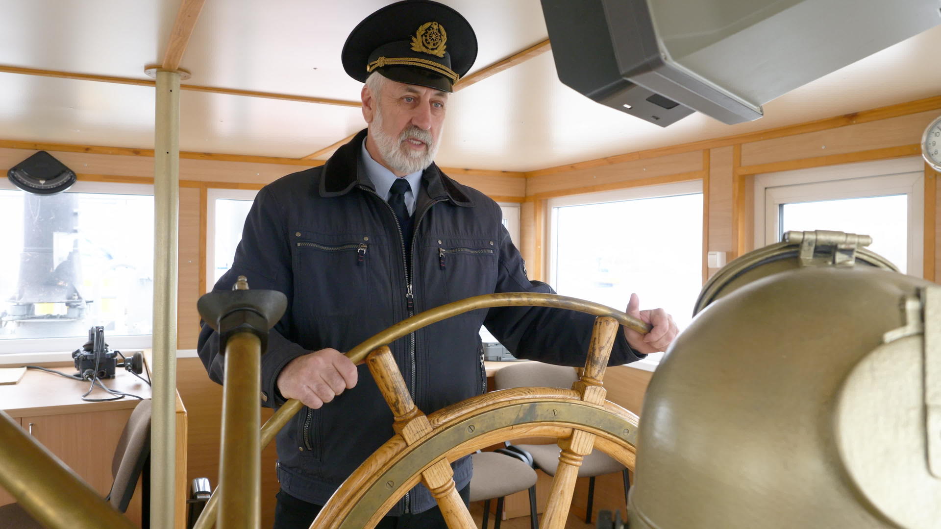 船长在船长桥上握着方向盘的肖像船长胡子水手在客船上视频的预览图