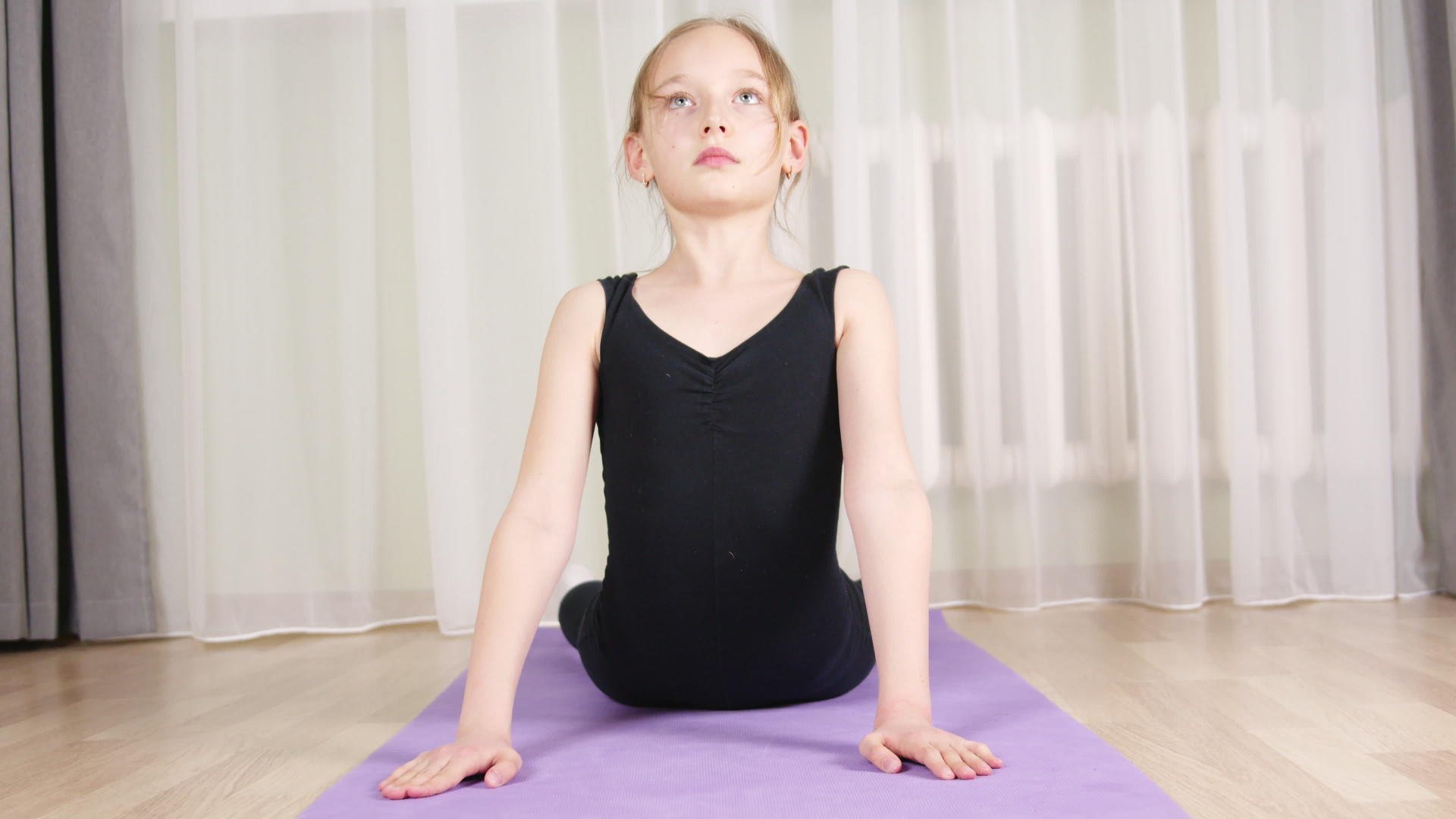 肖像女孩练习瑜伽姿势Bhujangasana视频的预览图