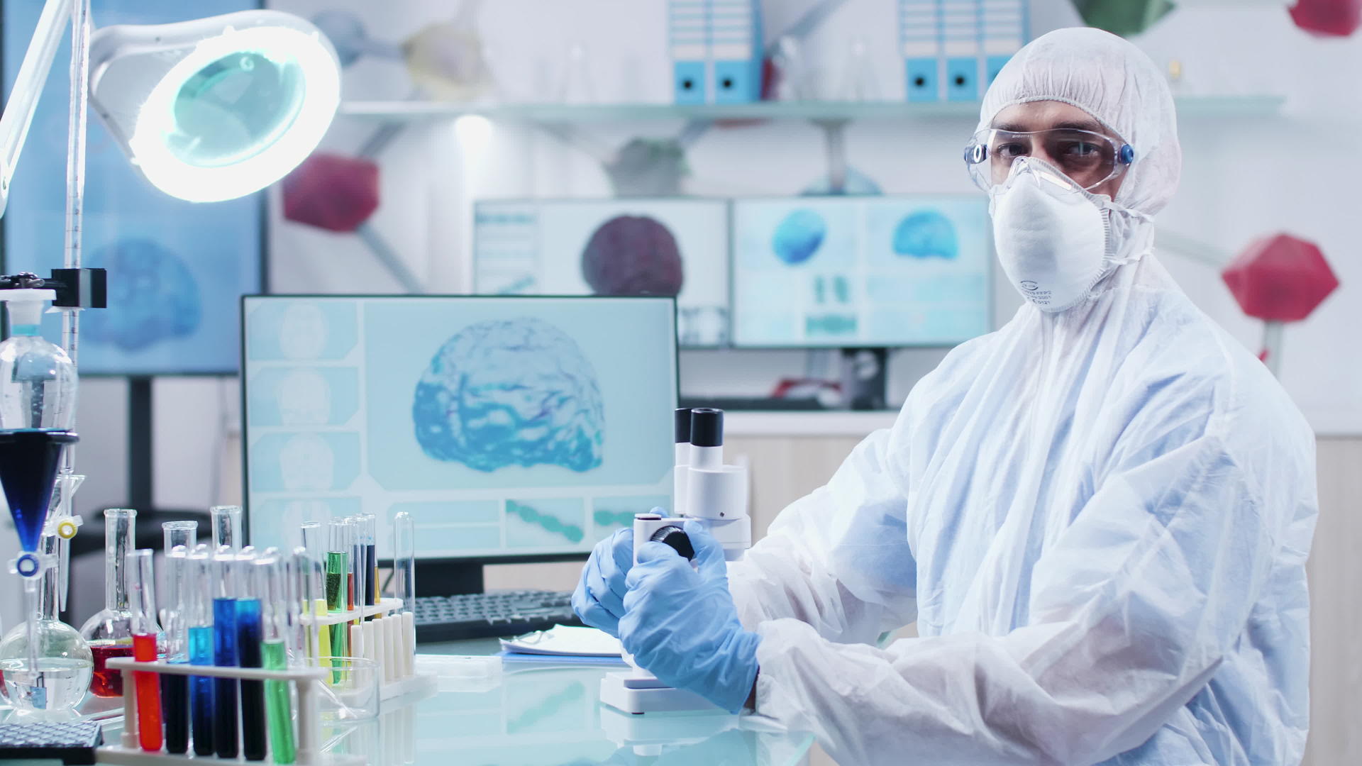男性化学家肖像穿着防护服、面具和眼镜视频的预览图