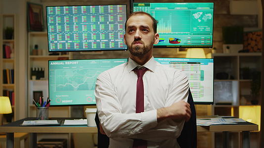 男性股票市场经纪人使用增强现实视频的预览图