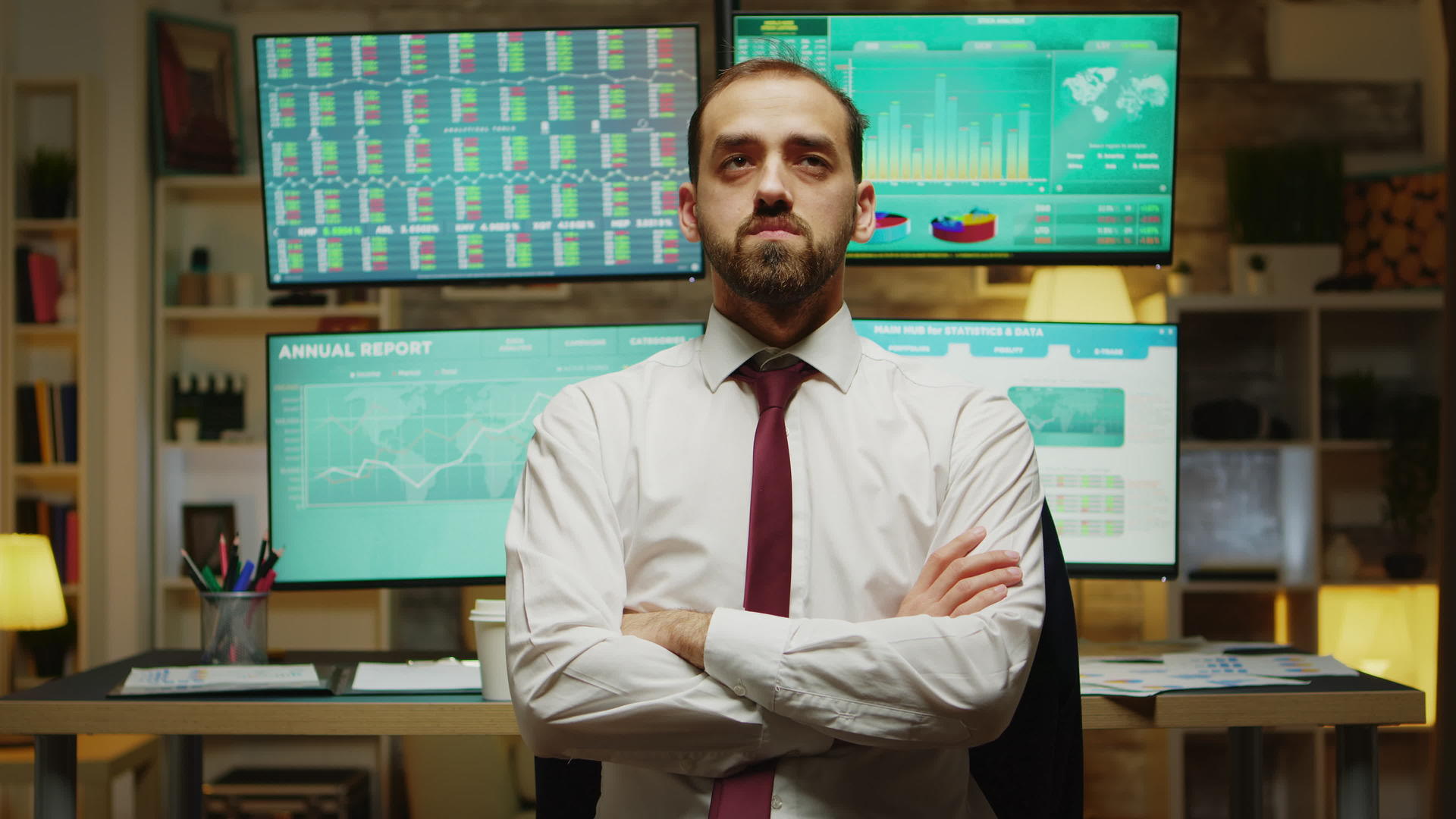 男性股票市场经纪人利用扩现实视频的预览图