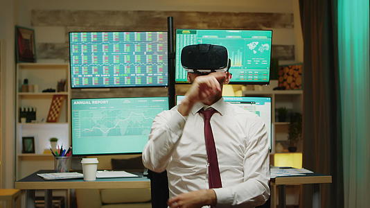 男性股票市场经纪人使用虚拟现实视频的预览图