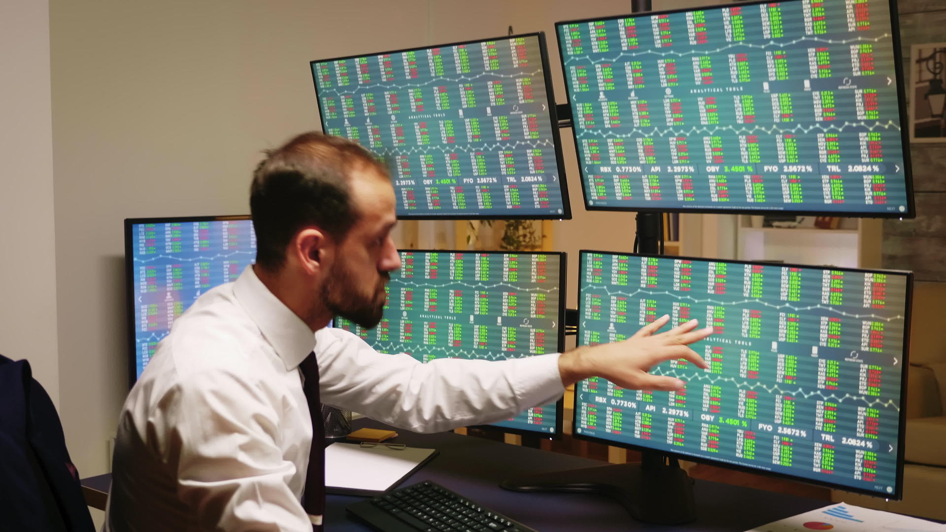 商人检查了他的股票市场投资调查了他的股票市场投资视频的预览图