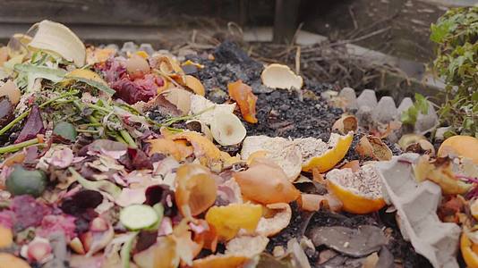 堆肥有机垃圾床肥料由食品废料产生视频的预览图