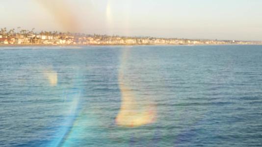 在加州的海洋码头吹肥皂泡夏天的背景模糊而有创意视频的预览图