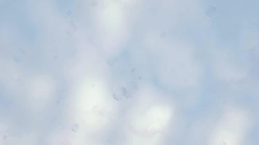 香皂泡漂浮在蓝天中视频的预览图
