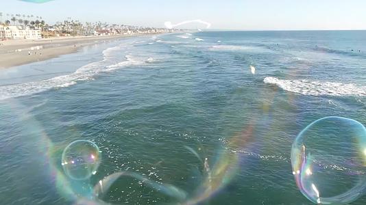 加州码头的肥皂泡模糊了夏天无缝的环形背景视频的预览图