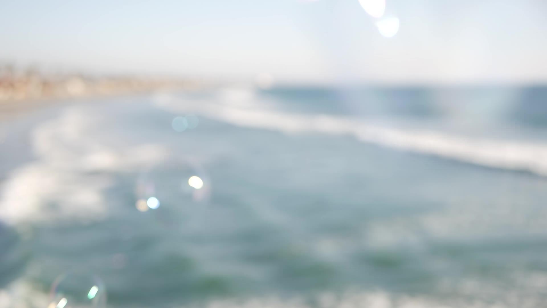 加州码头的肥皂泡模糊了夏天无缝的环形背景视频的预览图