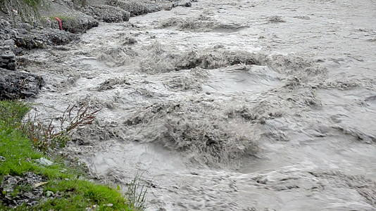 快速海燕河在雨季视频的预览图