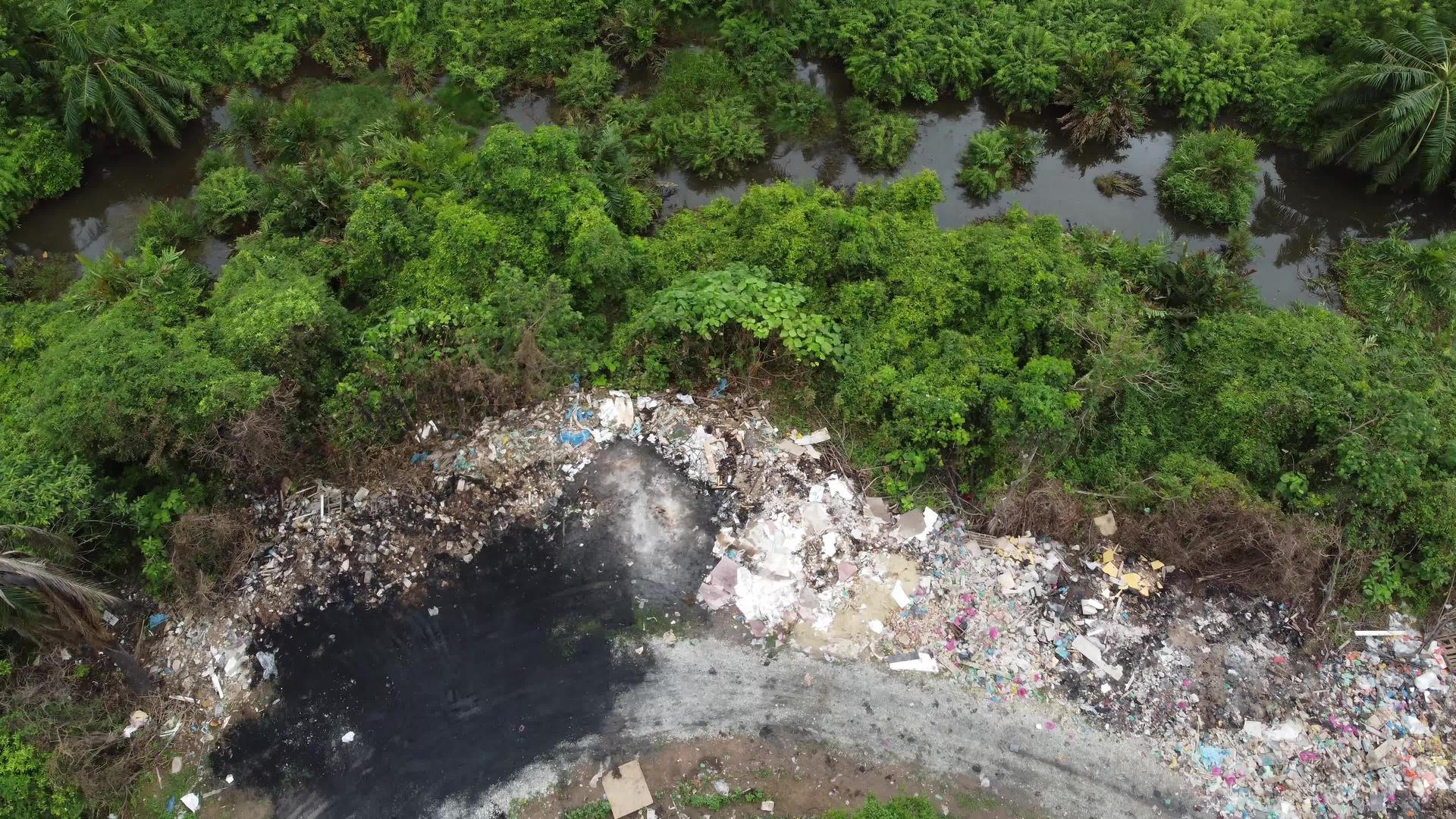 看看空中的非法垃圾堆视频的预览图