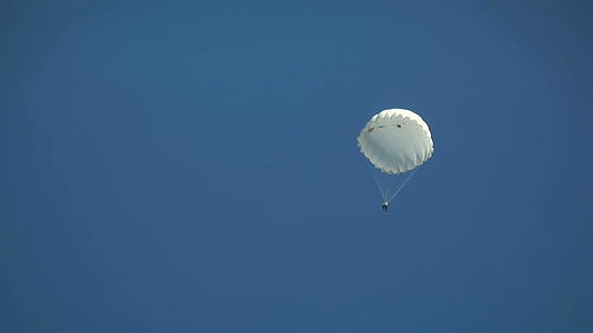 降落伞在天空视频的预览图