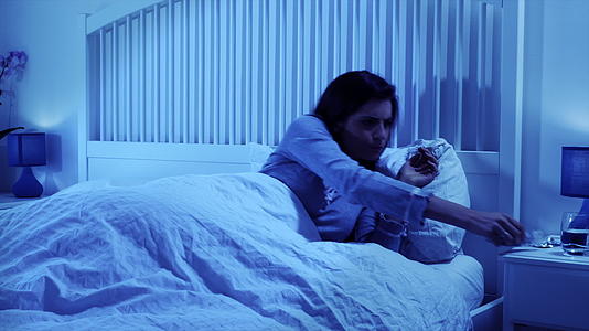 晚上女人睡在床上感到不舒服视频的预览图