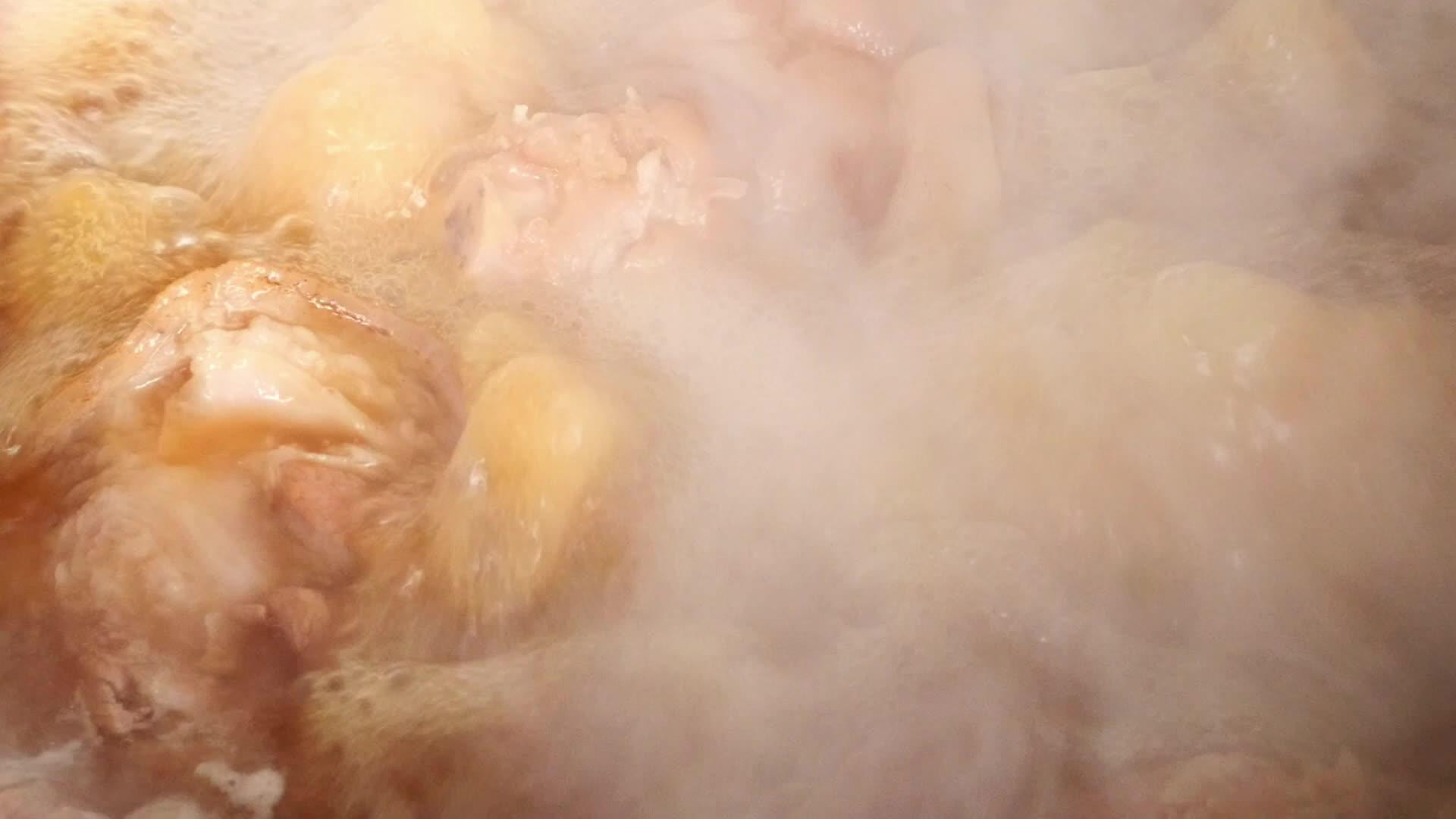 在火锅里煮猪肉腿上的低运动烟视频的预览图