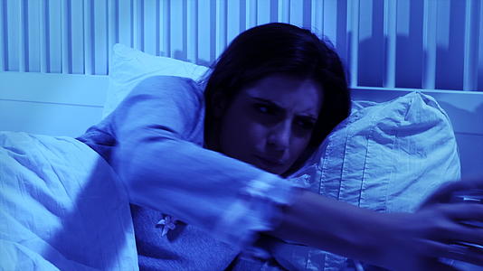 晚上睡在床上的女人生病了服用冠状腺素症状视频的预览图