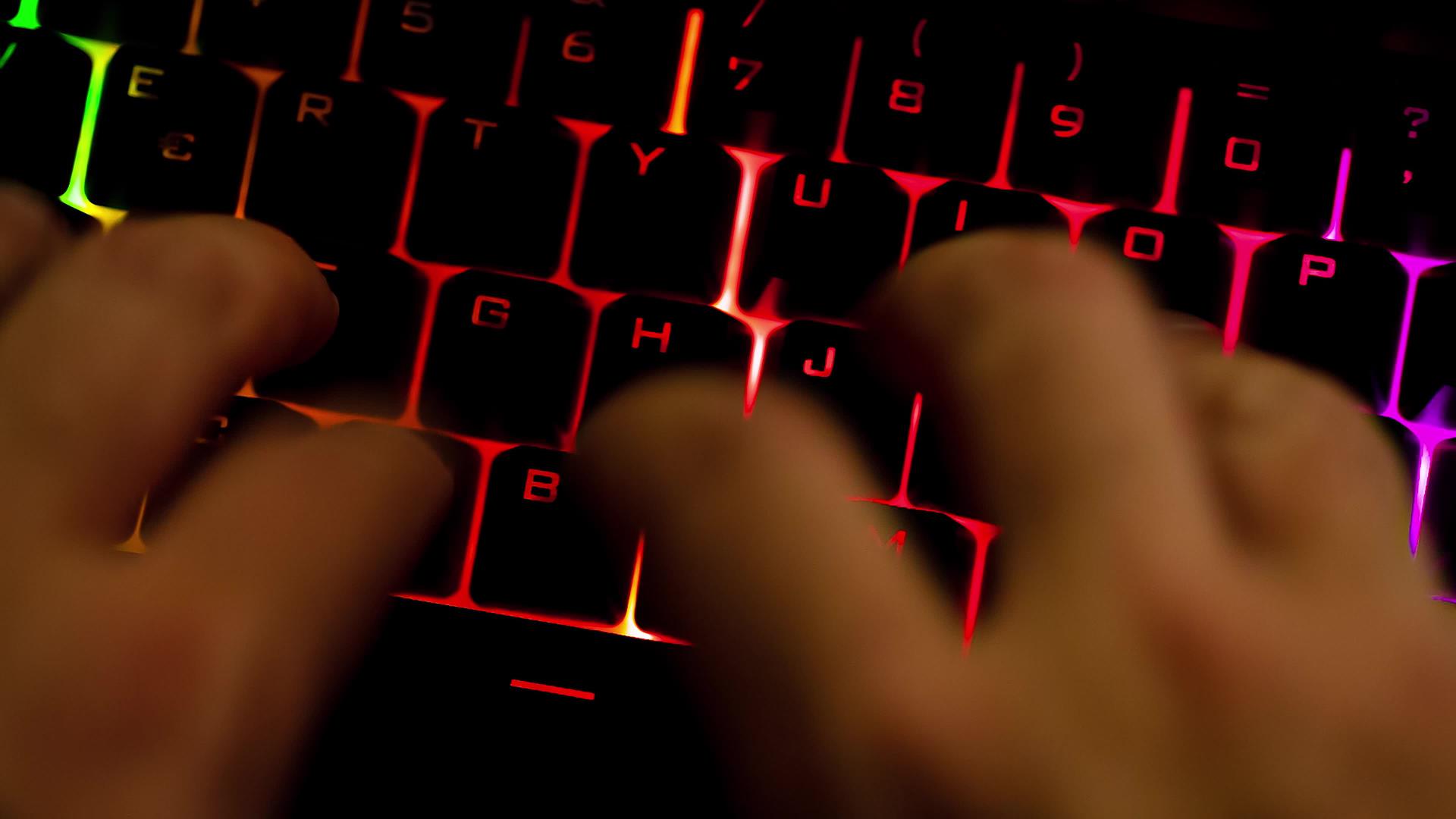 在黑暗中的反光键盘上打字视频的预览图