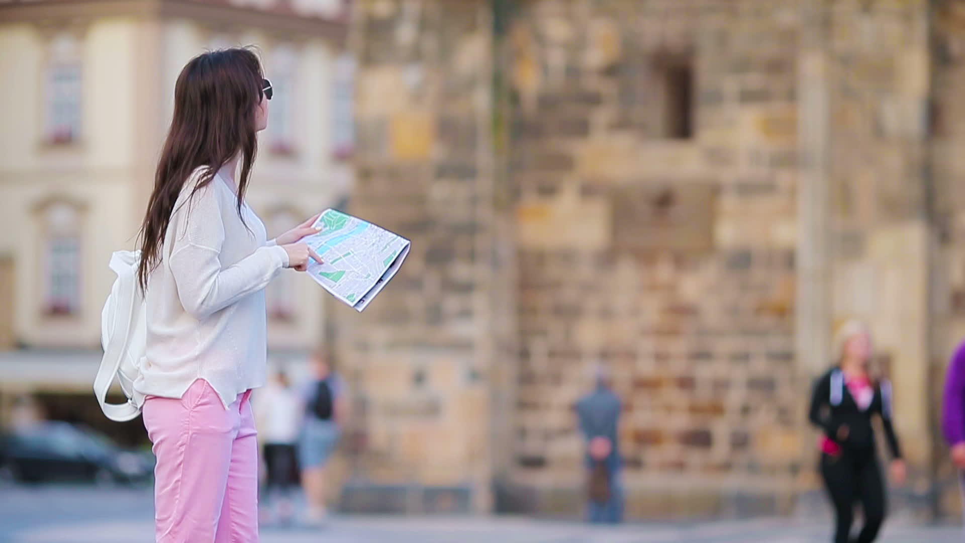在欧洲度假期间有一个快乐的城市地图的年轻女子在户外有历史视频的预览图