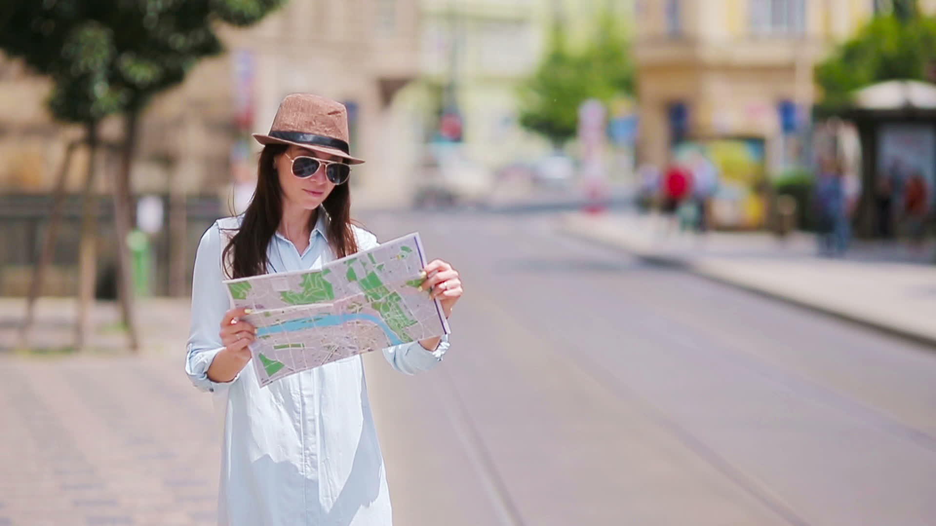 拥有城市地图的年轻旅行女孩在户外搜索中具有吸引力在欧洲度假视频的预览图