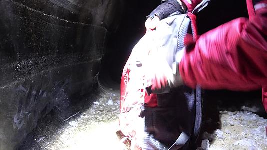 冰洞里的人打开了一个红色的背包视频的预览图