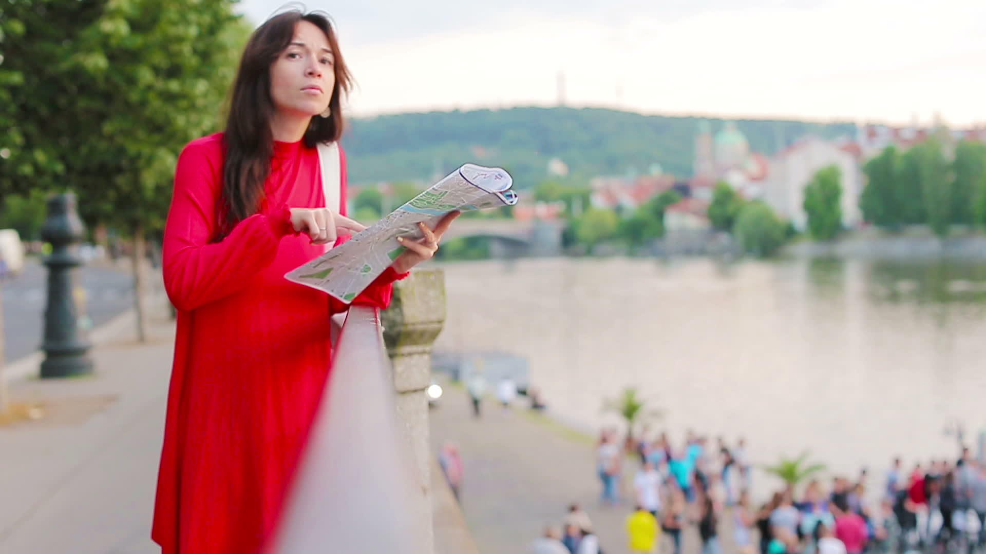 有一个快乐的年轻女子在欧洲背景下有一座著名的桥在欧洲视频的预览图