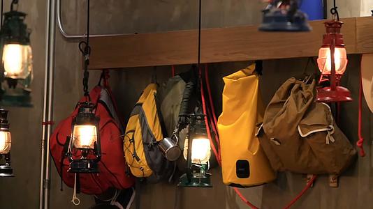彩色旅游背包挂在墙上用旧灯笼挂在墙上视频的预览图